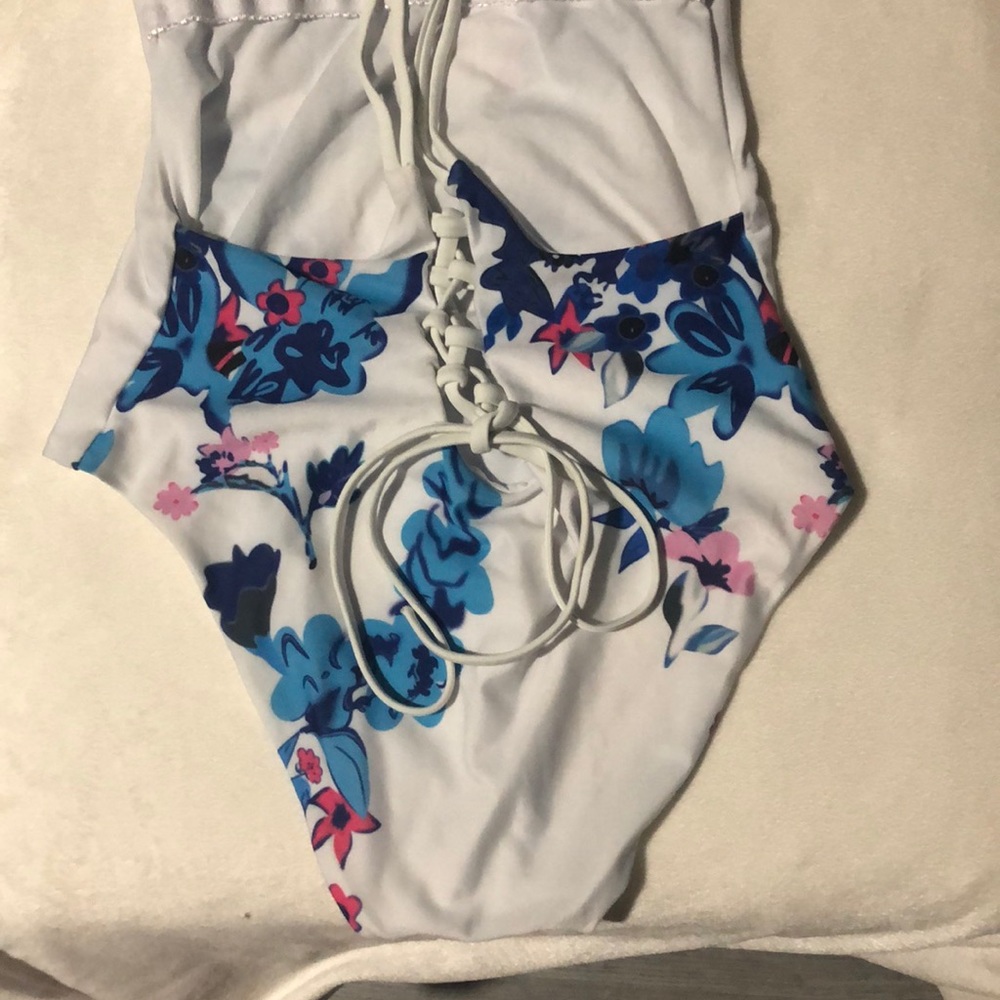 One piece open back floral swimsuit - Picture 7 of 8